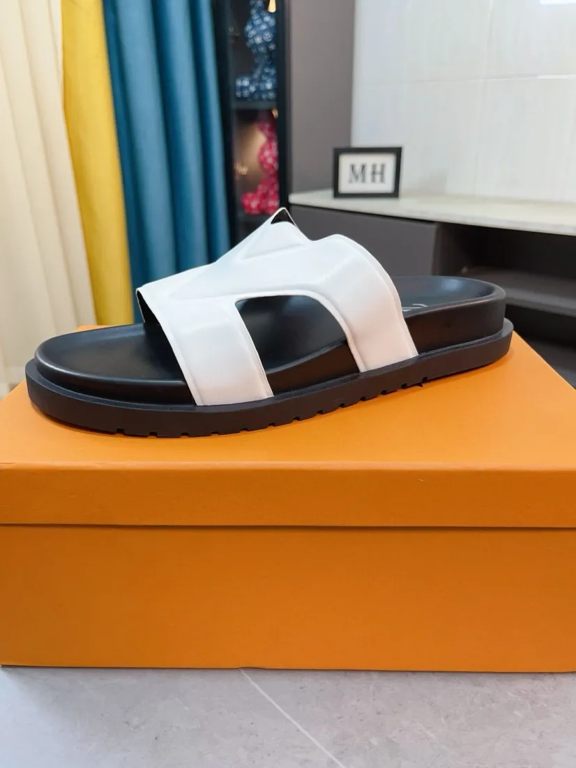 Men's shoes💰300🌹🌹【LV】Multi-color new men's slippers, original top-quality version, original special cowhide with pebbled embossing➕sheepskin on the inner and side, non-slip combination sole, more stable walking, more comfortable and lightweight, high-end and generous, size: 38~44